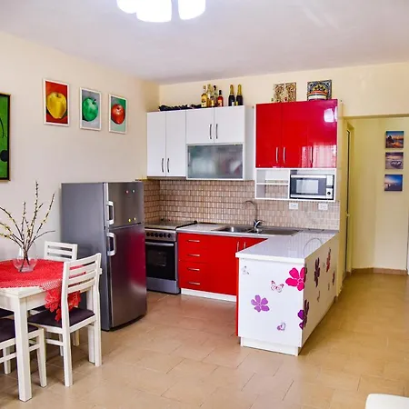 White Sea View Apartment *